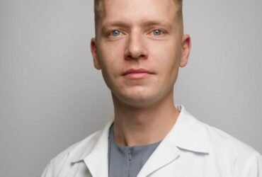 „Jei skausmas atsiranda po valgio, yra deginantis ir kyla už krūtinkaulio – tikėtina, kad jį sukėlė gastroezofaginio refliukso liga. Kai jis atsiranda iškart po valgio, epigastrio srityje – gali būti skrandžio gleivinės uždegimas ar opaligė“, – pasakoja B. Sakalauskas.