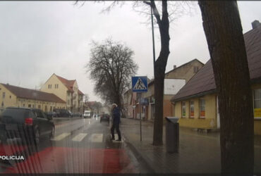 Nestoja prie pėsčiųjų perėjų