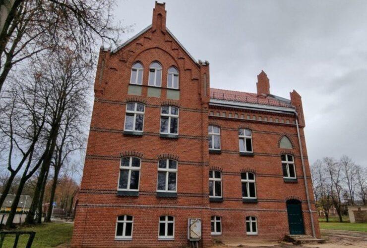 Sutvarkyti Šilutės Šv. Kryžiaus bažnyčios pastatų komplekso našlaičių globos namai. KIC archyvo nuotrauka