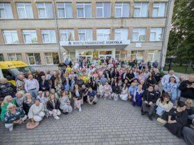 Graži sukaktis Kintų mokyklai - 320 metų! Ta proga birželio 20, 21 ir 22 d. vykę renginiai didžiulį būrį susirinkusių buvusių mokinių ir darbuotojų grąžino į jaunystę, gaivino ir šildė prisiminimais.