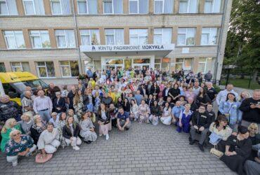 Graži sukaktis Kintų mokyklai - 320 metų! Ta proga birželio 20, 21 ir 22 d. vykę renginiai didžiulį būrį susirinkusių buvusių mokinių ir darbuotojų grąžino į jaunystę, gaivino ir šildė prisiminimais.